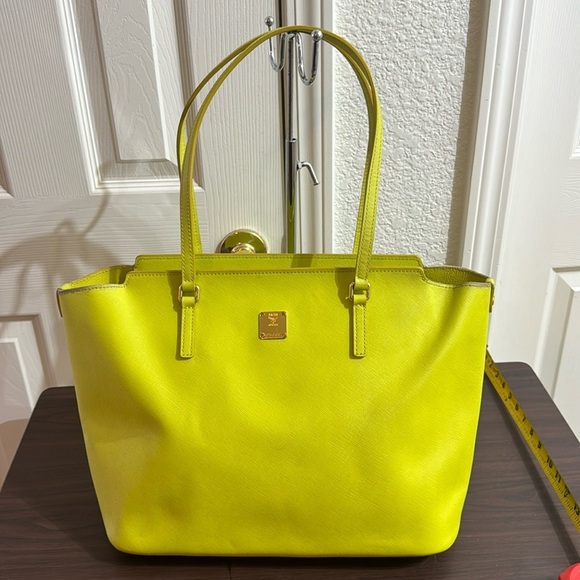 MCM Tote with free Pouch - Picture 1 of 10